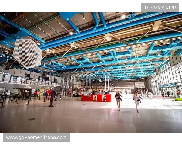 澳门巴黎人埃菲尔铁塔内部参观体验，了解铁塔的历史背景与建筑特色，感受巴黎风情